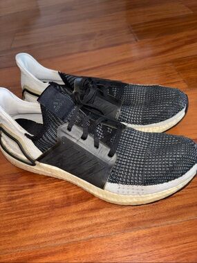 adidas boost Men’s Black and White Knit Sneakers Size 10.5